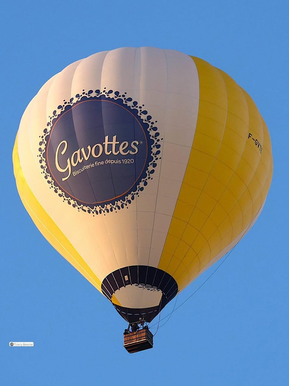 Montgolfière Gavottes F-GVTE en vol au-dessus de la Côte d'Émeraude
